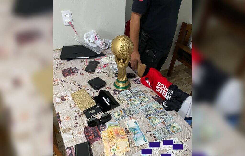 Réplica da taça da Copa do Mundo foi encontrada com os suspeitos