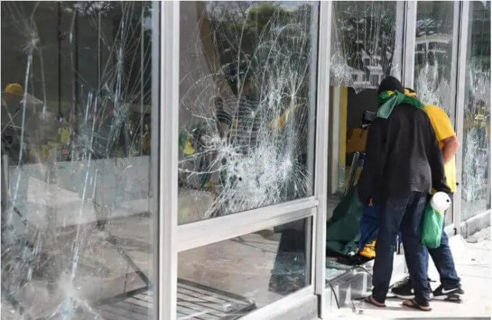 Ao menos três pessoas são alvos da operação