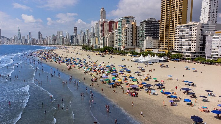 Praia Central de Balneário Camboriú está imprópria para banho