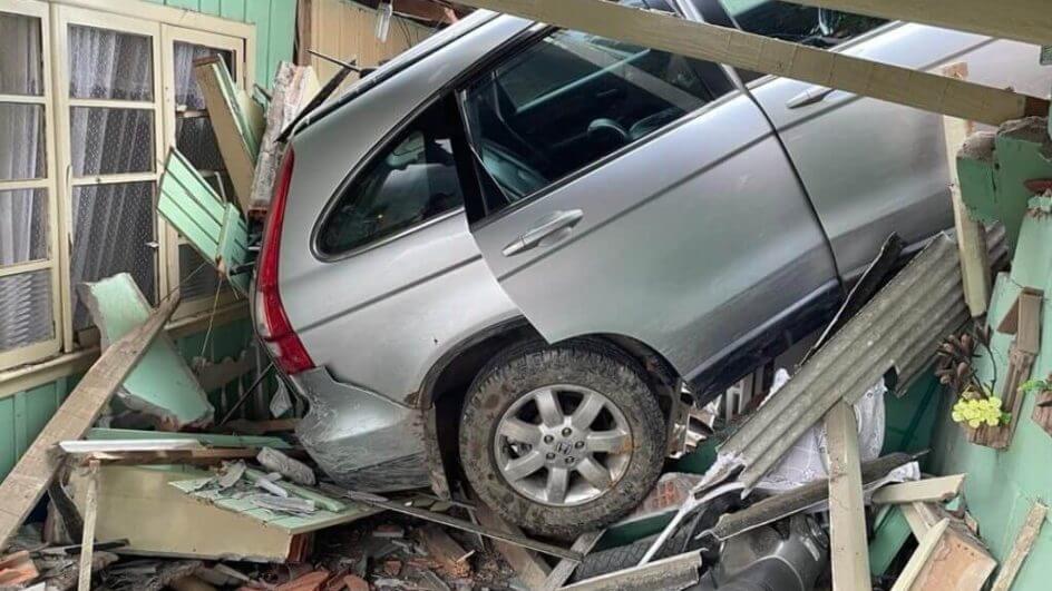 Carro destruiu telhado, muro e cômodos da casa