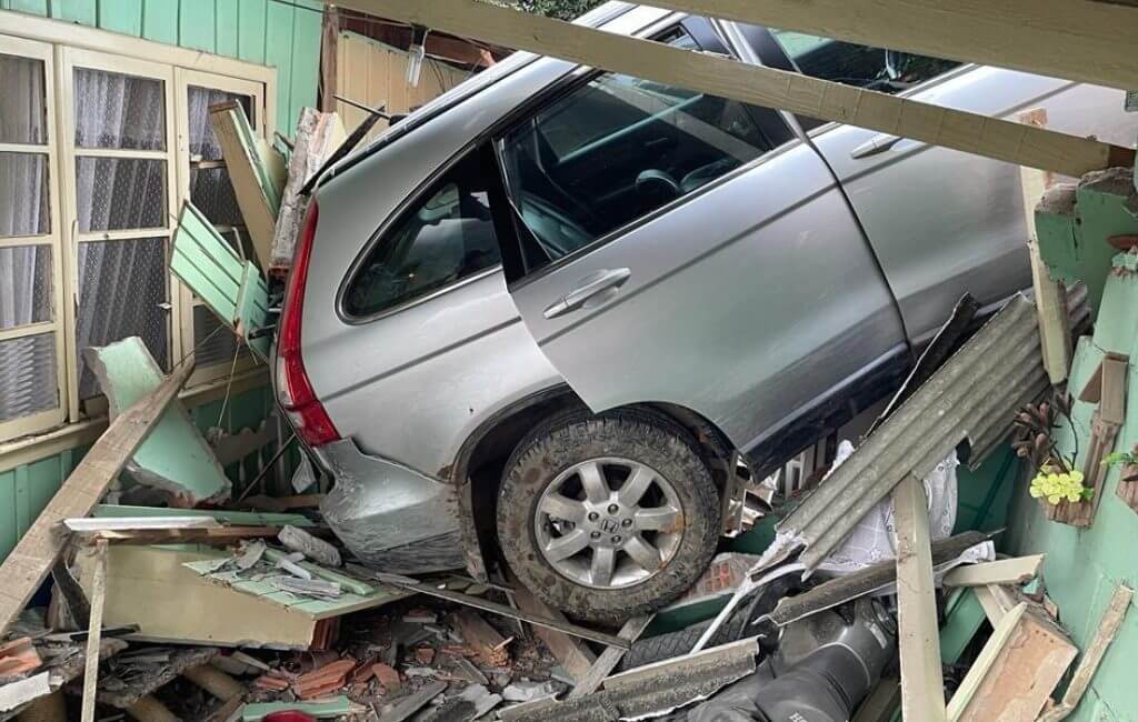Carro destruiu telhado, muro e cômodos da casa