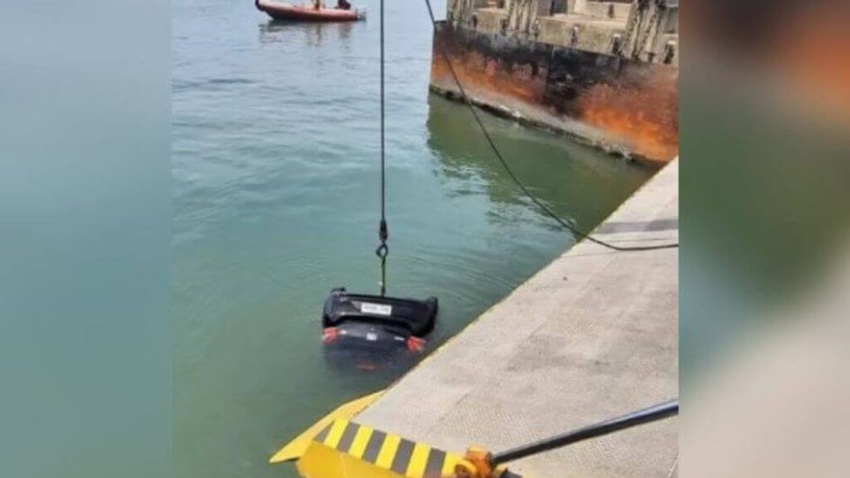 carro cai no mar