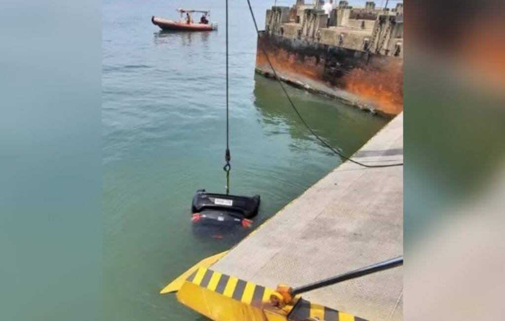 carro cai no mar