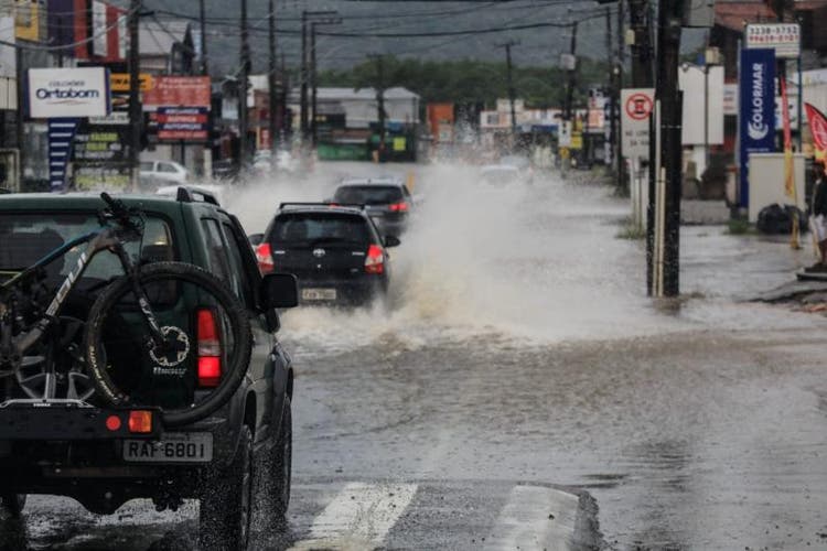 chuva provoca alagamentos em SC