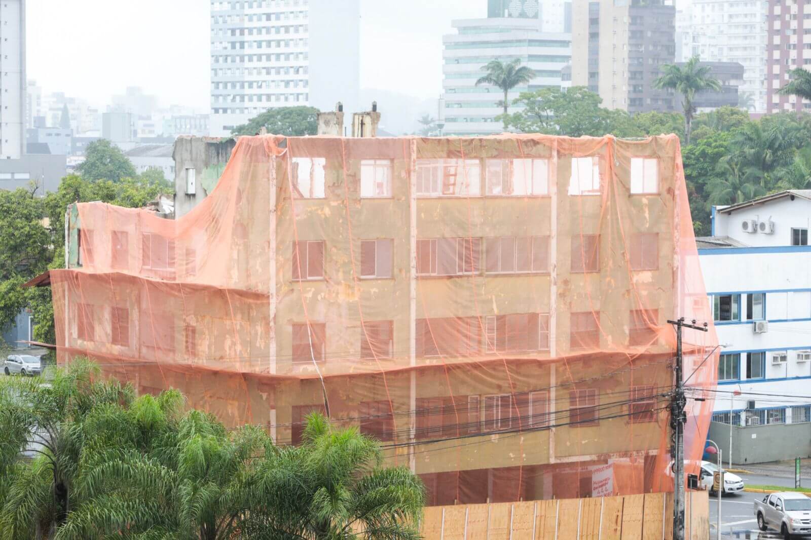 Demolição do prédio deve ser concluída em abril