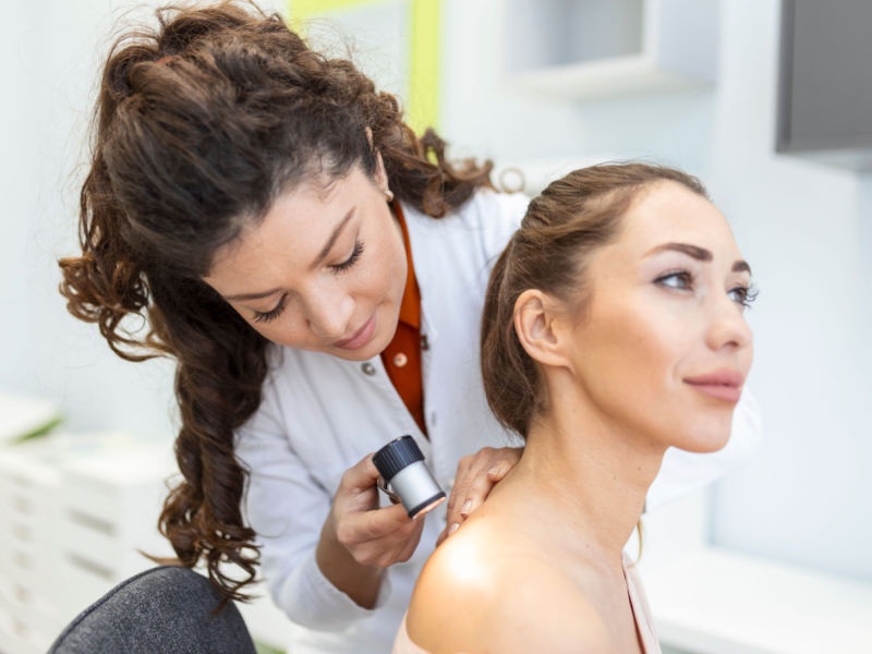 Dermatologista avaliando costas de paciente