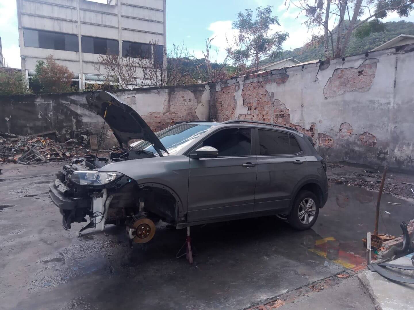 Carro flagrado sendo desmontado