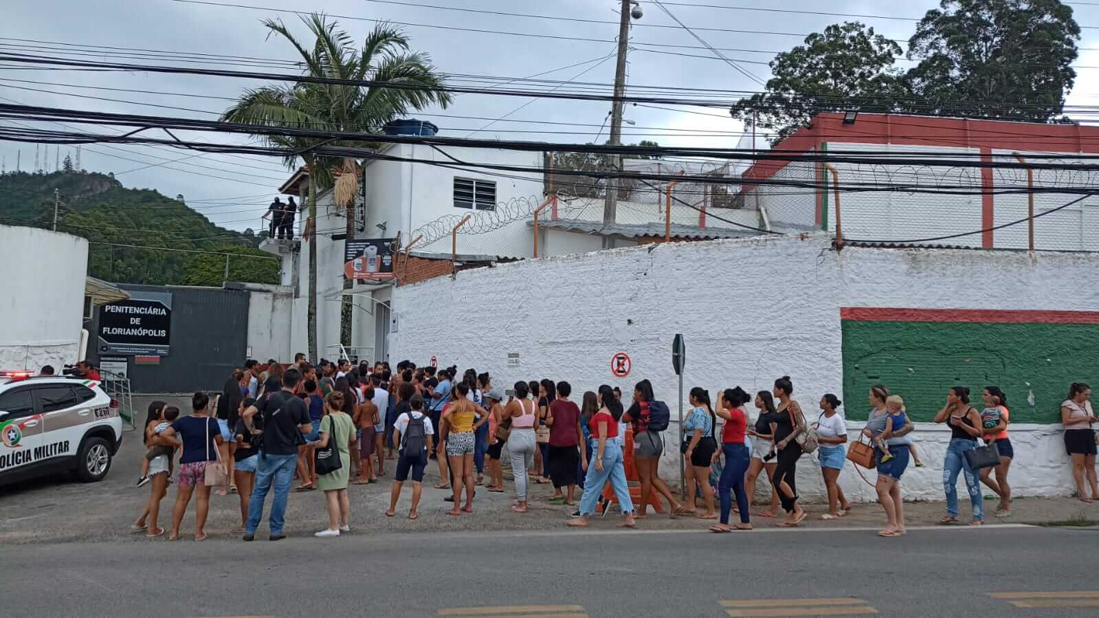 Dezenas de familiares buscam informações após o incêndio