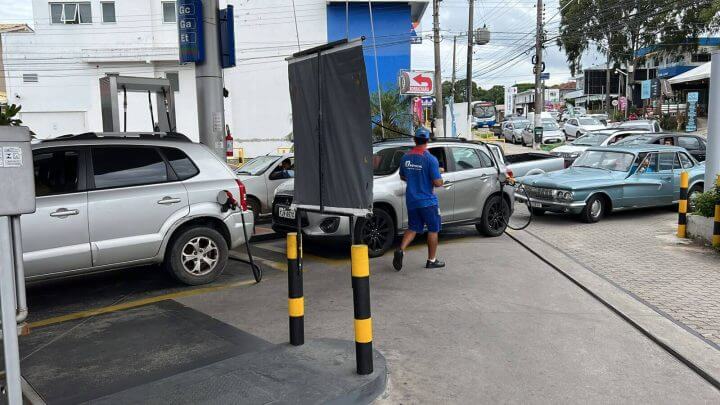 Procura por combustíveis gerou filas nos postos (Foto: Sindópolis/Divulgação)