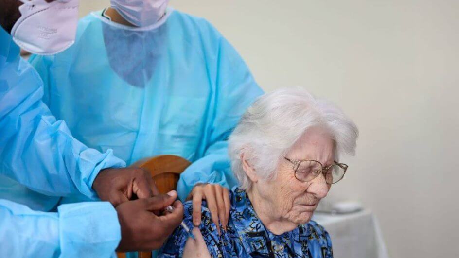 idosa vacinada bivalente covid