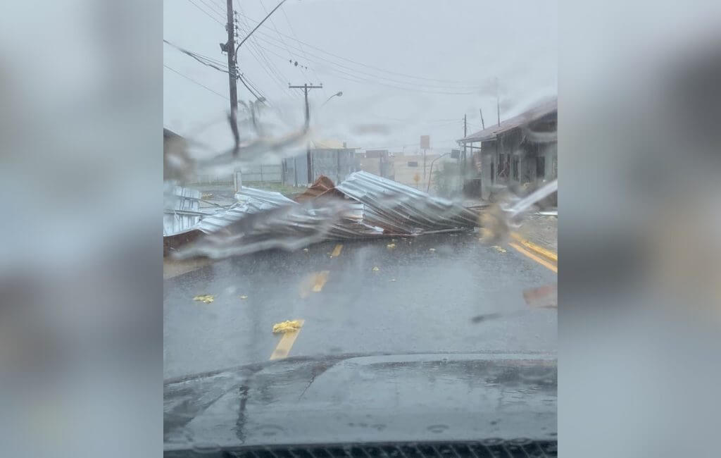 Chuva causou destruição na cidade (Foto: Redes sociais/Divulgação)