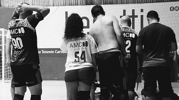 Jovem durante partida de futsal nesta quarta-feira (8)