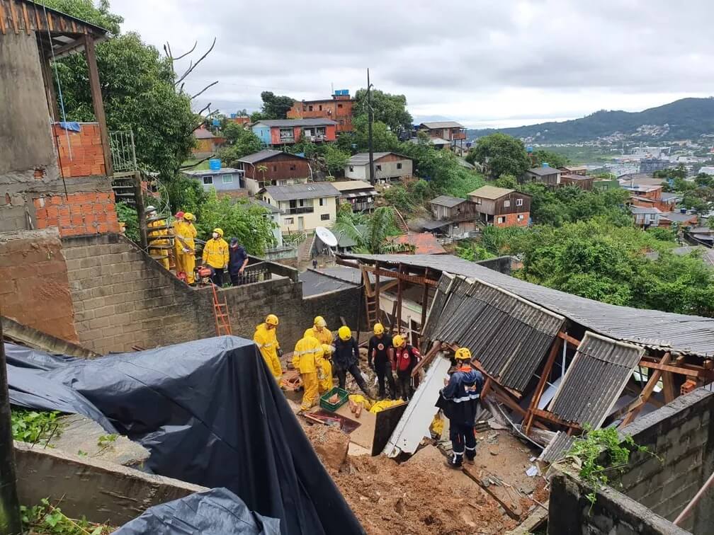 Em janeiro de 2021, mãe e filha morreram soterradas em Florianópolis após deslizamento de terra