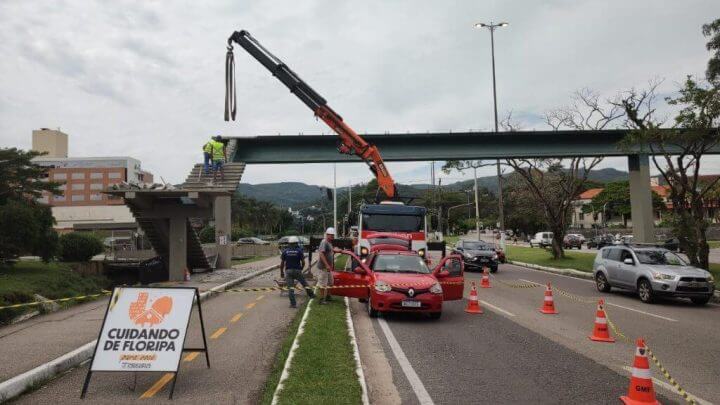 Passarela no bairro Santa Mônica já tinha sido alvo de procedimento do MP por falta de segurança