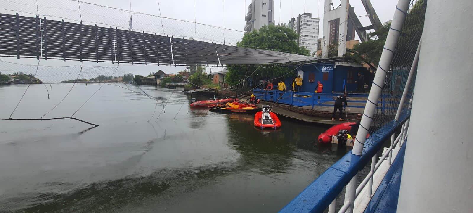 Bombeiros busca por possível vítima do desabamento