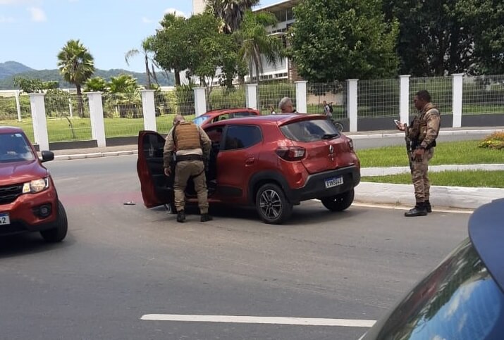 Carro bateu na rótula em Balneário Camboriú