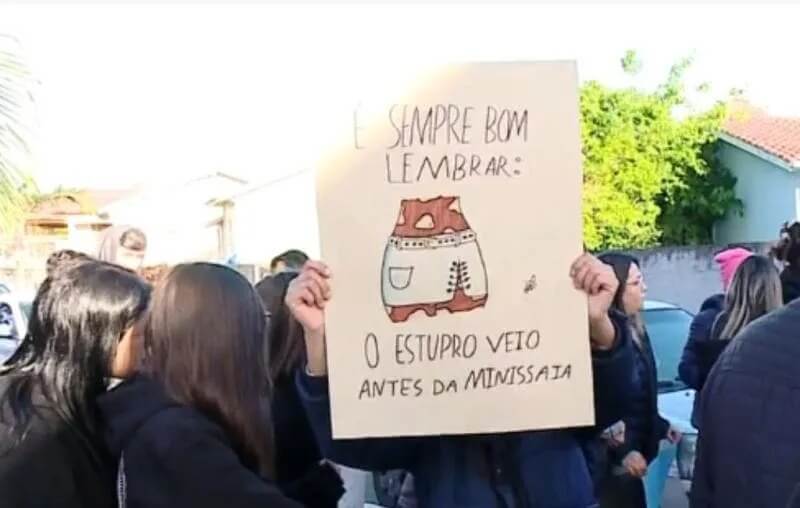 Manifestantes protestaram em frente à escola de Cocal do Sul onde supostos abusos teriam acontecido.