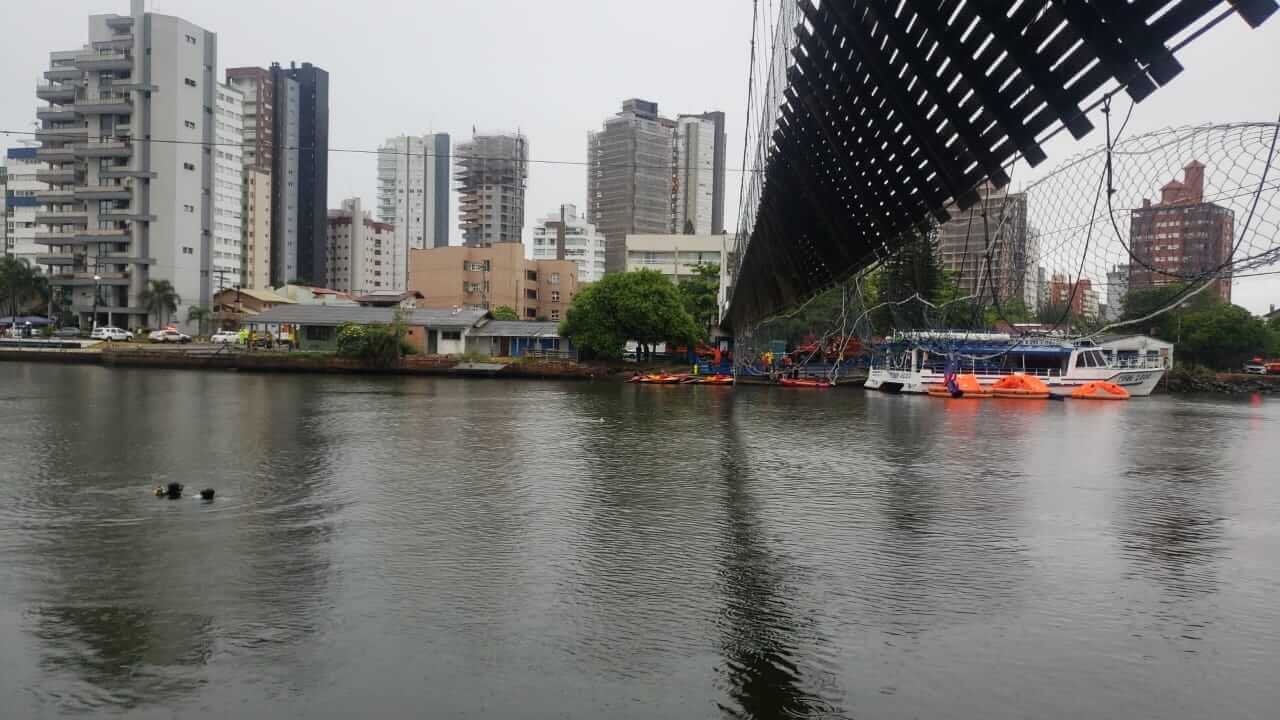 Ponte caiu na madrugada desta segunda-feira (20)