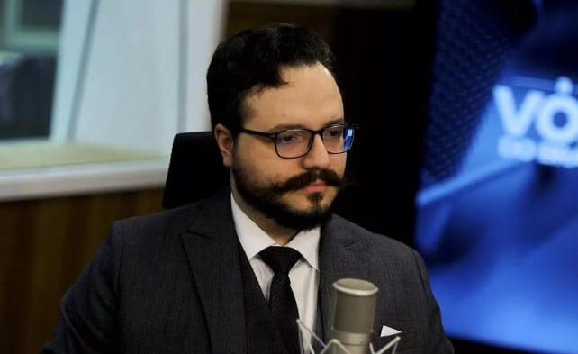 Rafael Nogueira é formado em Direito e Filosofia, olavista e monarquista