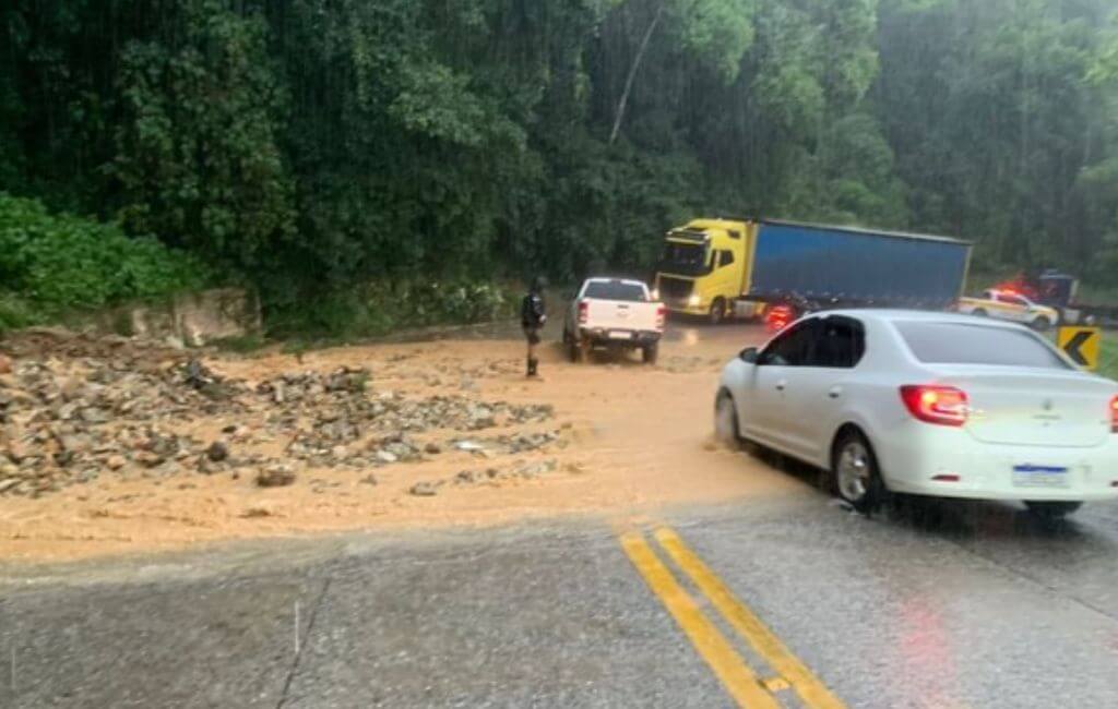 Queda de barreira interditou o trânsito por algumas horas na Serra Dona Francisca