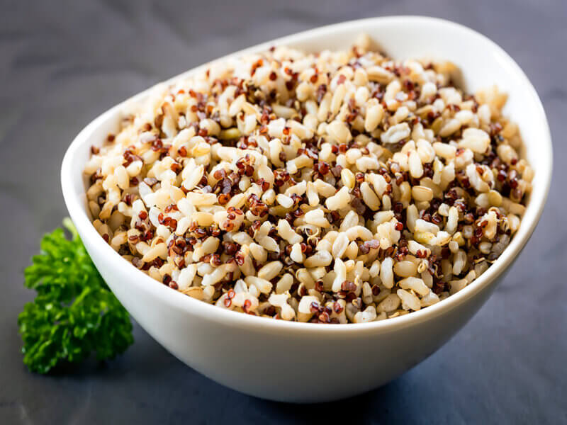 Arroz com quinoa em um recipiente branco