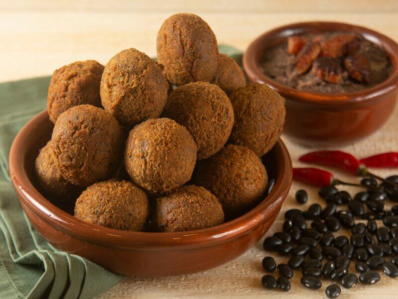 Recipiente marrom com bolinhos de feijoada