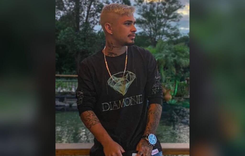 Adrian não resistiu aos ferimentos e morreu no local