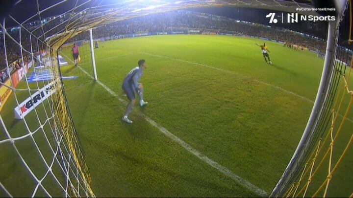 Marcelo Hermes bateu a cobrança decisiva para o Criciúma