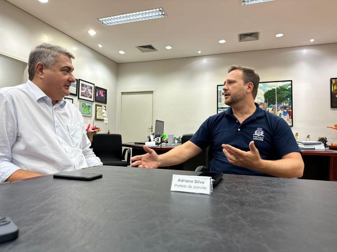 Antídio Lunelli visitou Adriano Silva na prefeitura de Joinville
