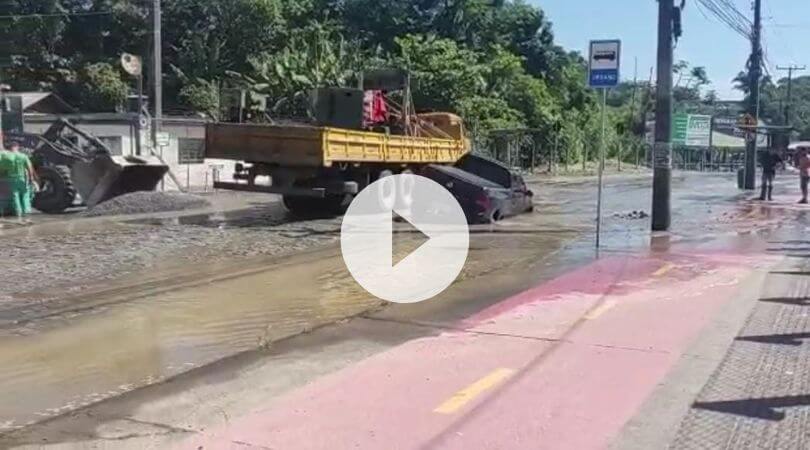 Parte do carro caiu no buraco onde ocorreu o rompimento de uma adutora
