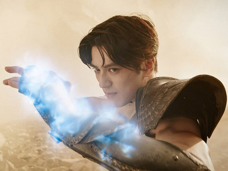 Imagem mostra o ator Mackenyu como Seiya