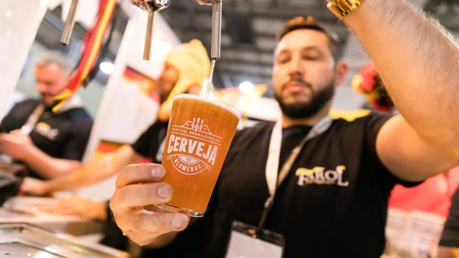 Festival Brasileiro da Cerveja em Blumenau segue até sábado, dia 11