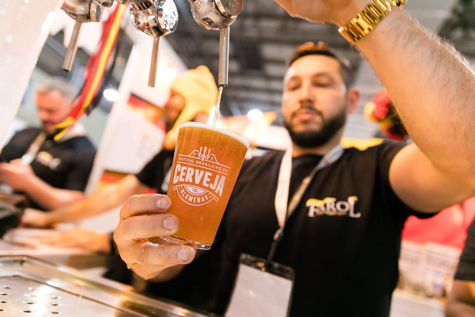 Festival Brasileiro da Cerveja em Blumenau segue até sábado, dia 11