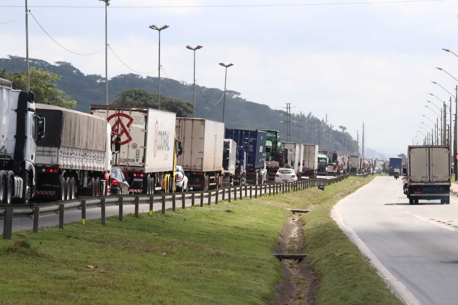 Imagem mostra o tamanho da fila que se formou após o tombamento