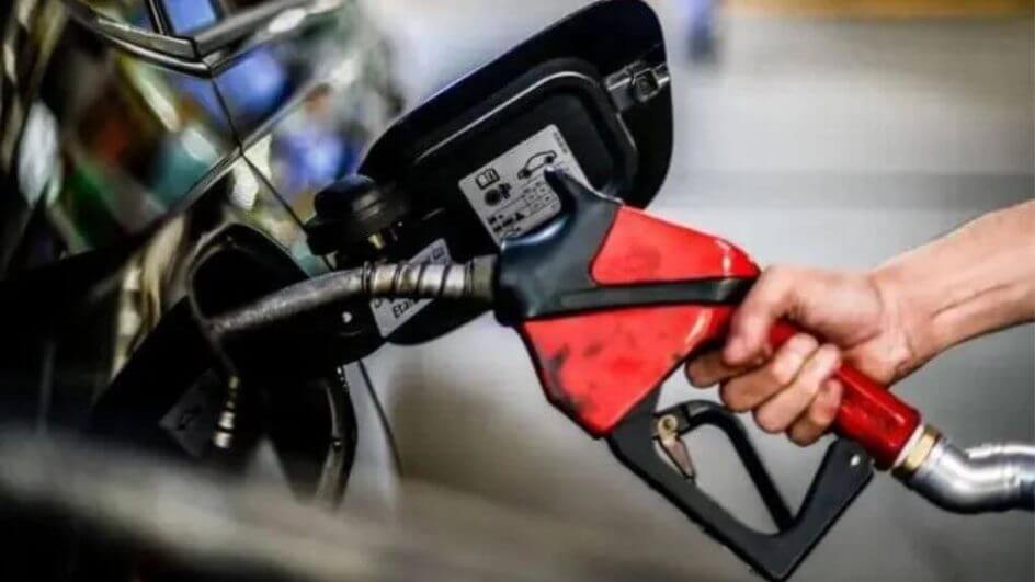 abastecer o carro com gasolina
