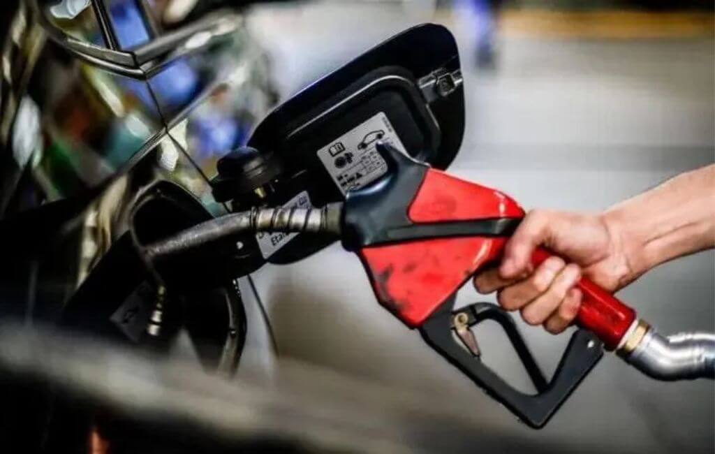 abastecer o carro com gasolina