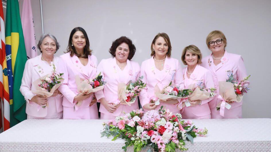 A nova diretoria da Rede Feminina de Combate ao Câncer de Blumenau é formada por Juramir Soares da Silva Maçaneiro, Jandira Aparecida Ribeiro Pavesi, Sueli Roberti Cristofolini, Juçá Angelina Estrela Dantas Vargas e Rosane Loewen Keil