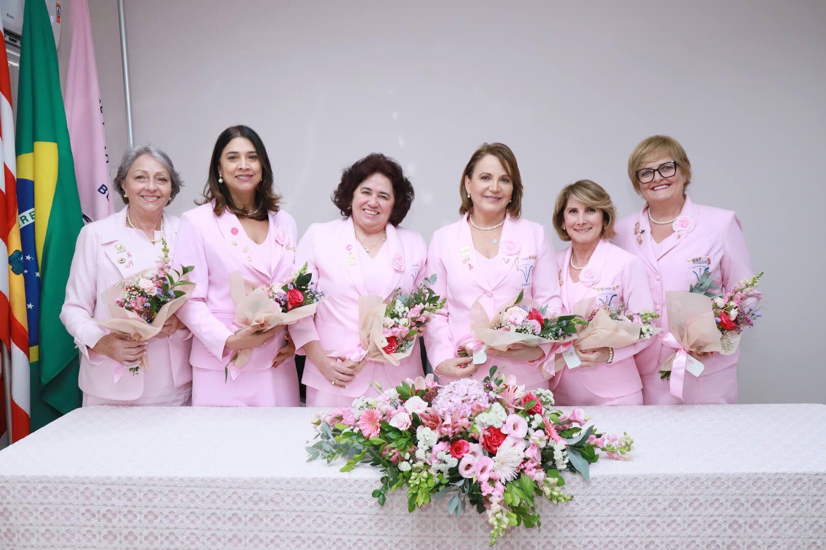 A nova diretoria da Rede Feminina de Combate ao Câncer de Blumenau é formada por Juramir Soares da Silva Maçaneiro, Jandira Aparecida Ribeiro Pavesi, Sueli Roberti Cristofolini, Juçá Angelina Estrela Dantas Vargas e Rosane Loewen Keil