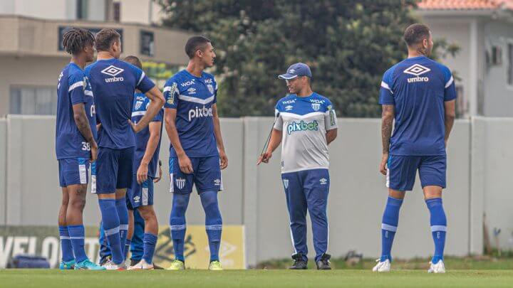 Técnico Alex de Souza tem tido problemas para escalar a equipe