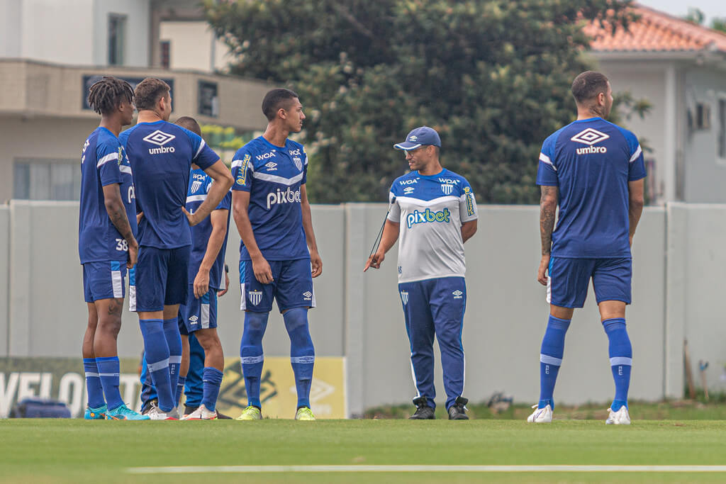 Técnico Alex de Souza tem tido problemas para escalar a equipe