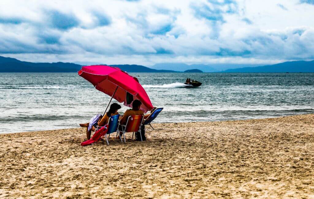 Praia tempo nublado