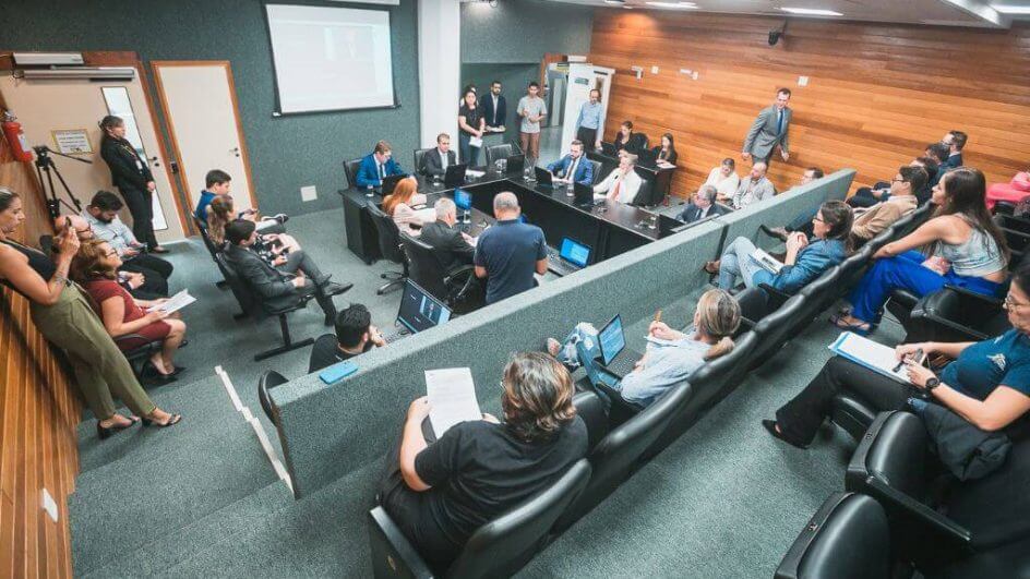 Reajuste do salário mínimo regional de SC avança na Alesc após passar pela CCJ