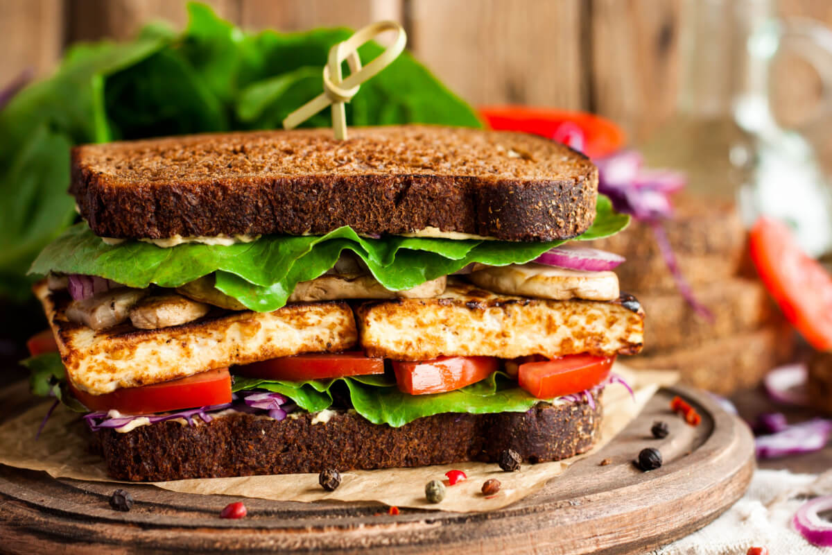 Sanduíche vegano com tofu, tomate