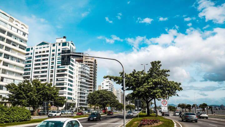 Tempo bom com nuvens