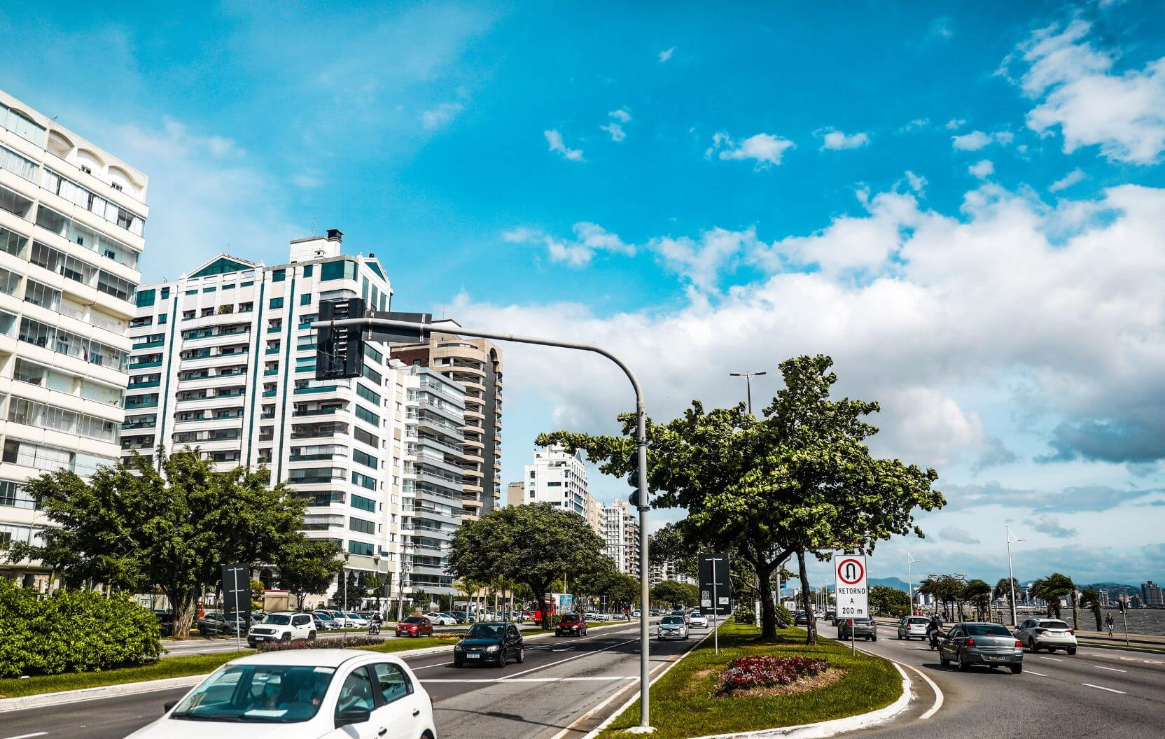 Tempo bom com nuvens
