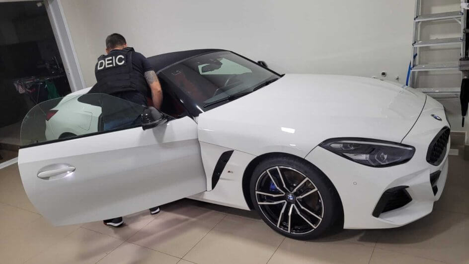 Carro de luxo foi apreendido durante a operação (Polícia Civil/Divulgação)