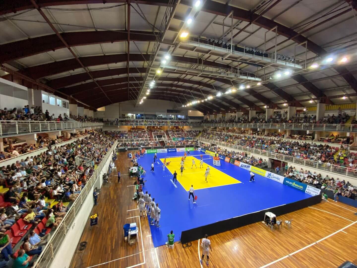 Torcida lotou o Centreventos Cau Hansen