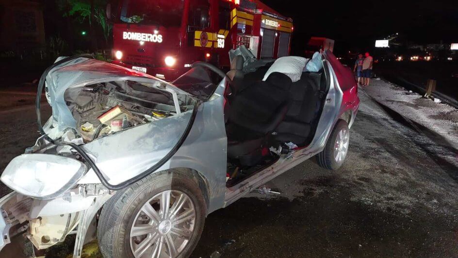 Acidente ocorreu na noite desta sexta-feira (24) (Foto: Corpo de Bombeiros Militar/Divulgação)