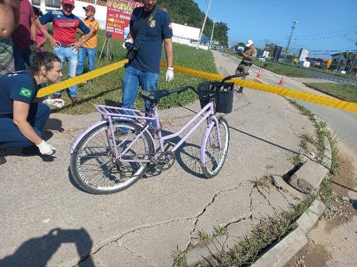 A vítima estava em uma bicicleta quando colidiu com o veículo
