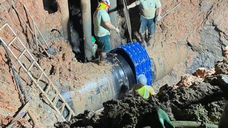 Adutora rompeu na quarta-feira (8) e prejudicou abastecimento na Grande Florianópolis